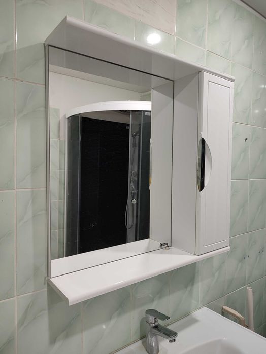 Зеркало для ванной с полкой в отличном состоянии ширина 80 см