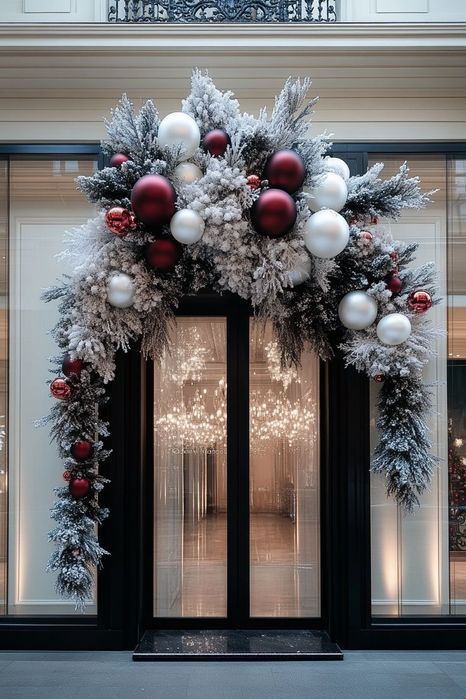 Новогоднее оформление интерьеров, витрин, елок