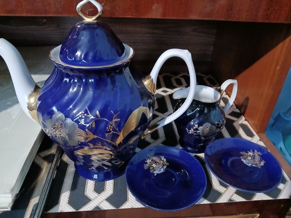 Vand acest set din cobalt email  placat cu aur