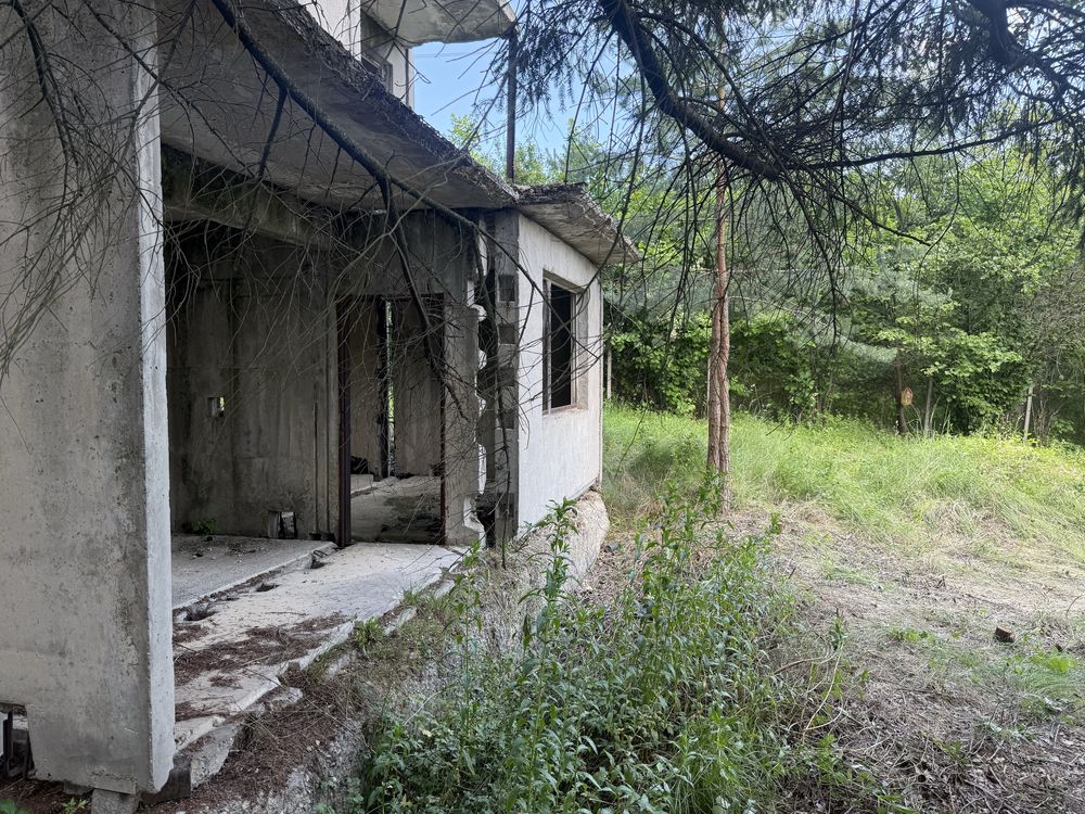 Парцел 905 кв.м. с постройка