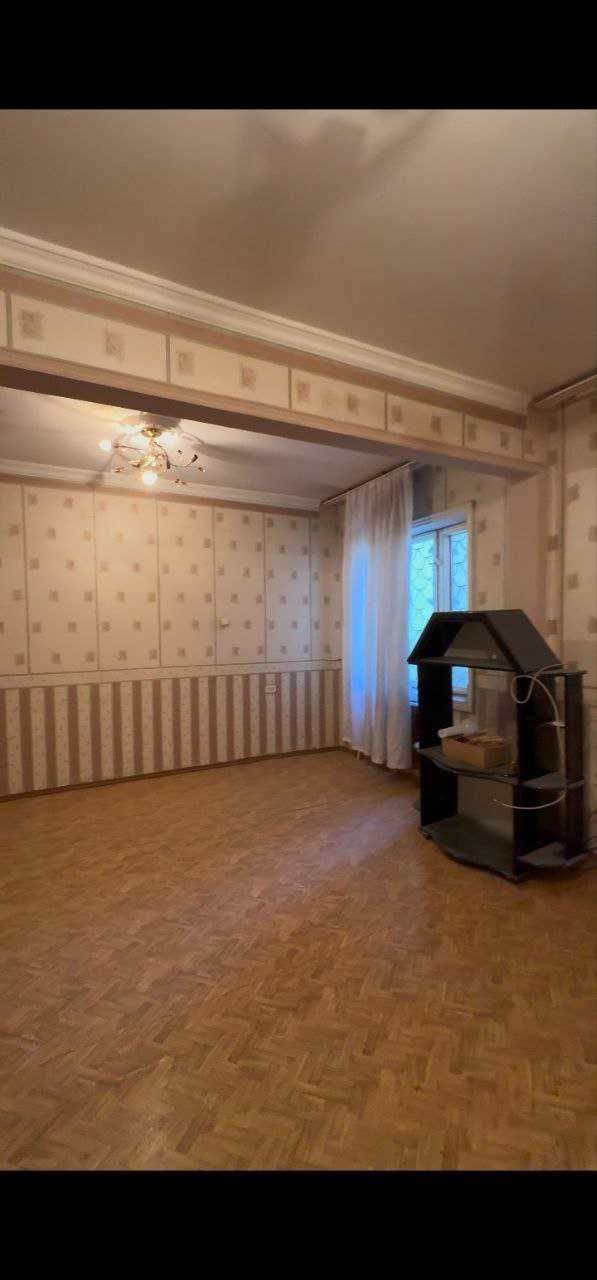 Сергели 4.  Продам под бизнес 4 комнатную квартиру на 1 этаже. Торец .
