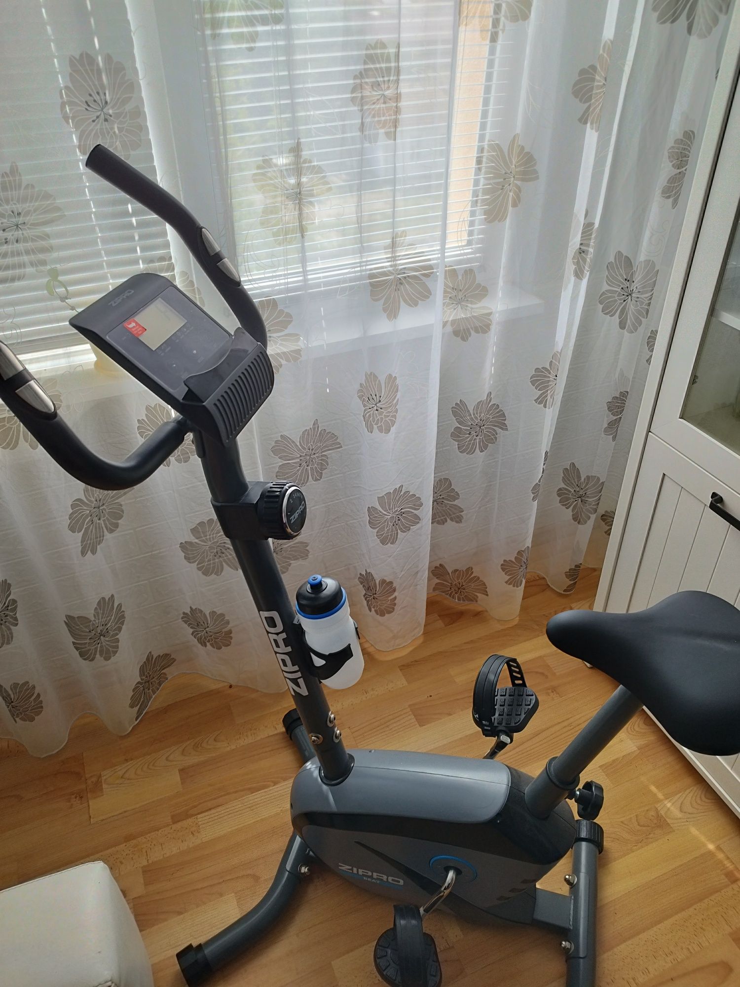 Продавам Велоергометър Zipro Beat