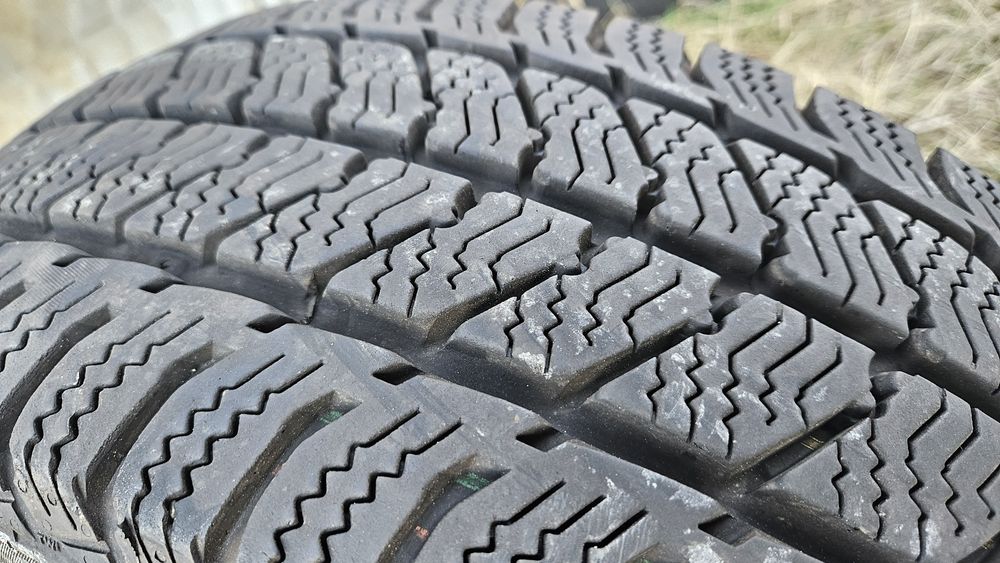 2бр като нови гуми 205 65 16 дот 24 семперит