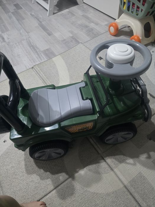 Продам детскую машинку толокар