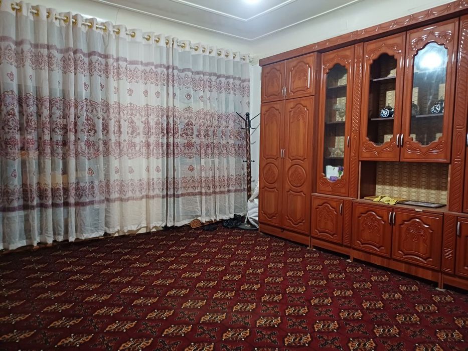 Andijon viloyatining Asaka tumanida yaxshi ahvollari zoʻr uy sotiladi.