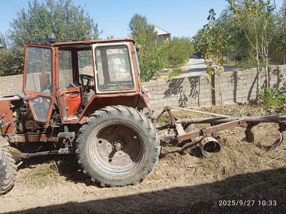 Yumiz traktor sotiladi