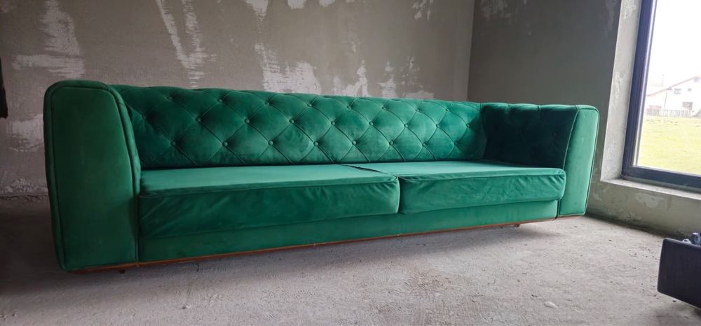 Canapea verde chesterfild