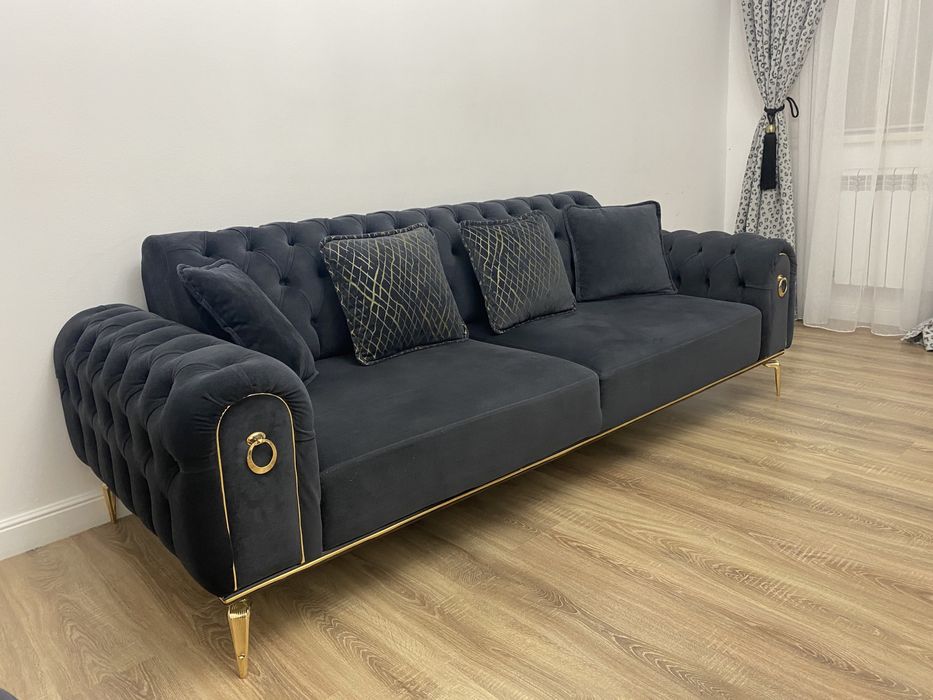 диван черно золотистого цвета,в комплекте имеется два кресла