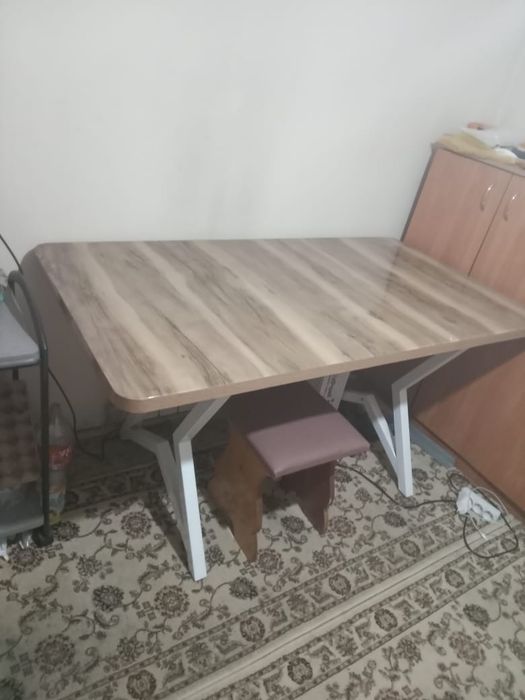 Стол с мерцающими гирляндами