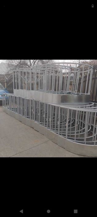 Iesle pe vaci și oi și adăpătoare