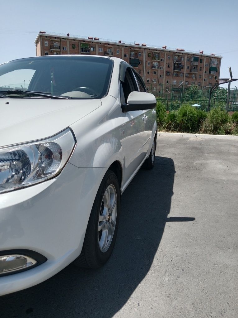 Nexia 3 avtomat sotiladi