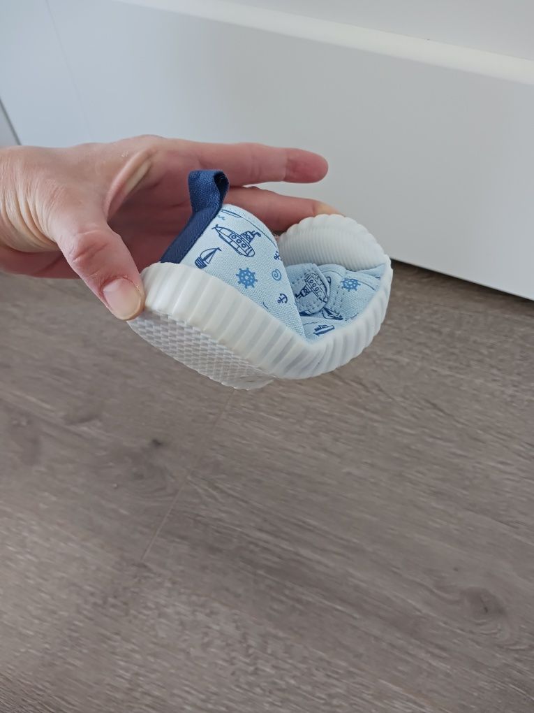 Papuci/ tenesi baiat 24 noi