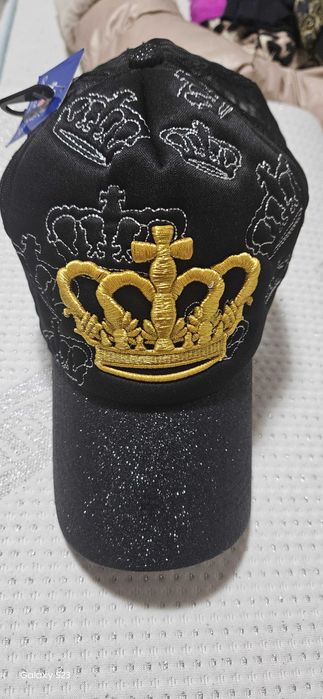 Чисто нова шапка HUGO и черна с брокат от Англия