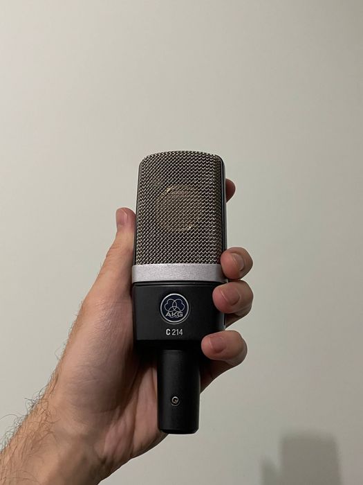 AKG C214

AKG C214 Студийный конденсаторный микрофон