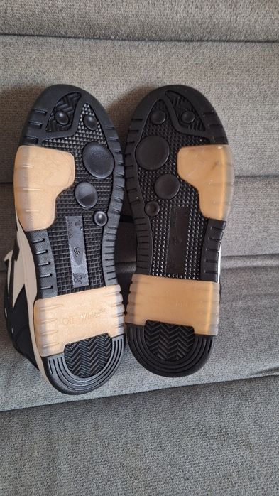 Adidasi Off-White Out Of Office negri