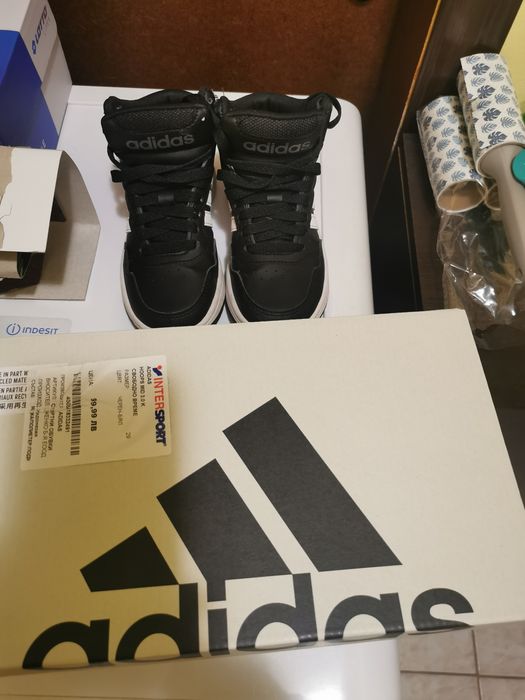 Адидас обувки нови.