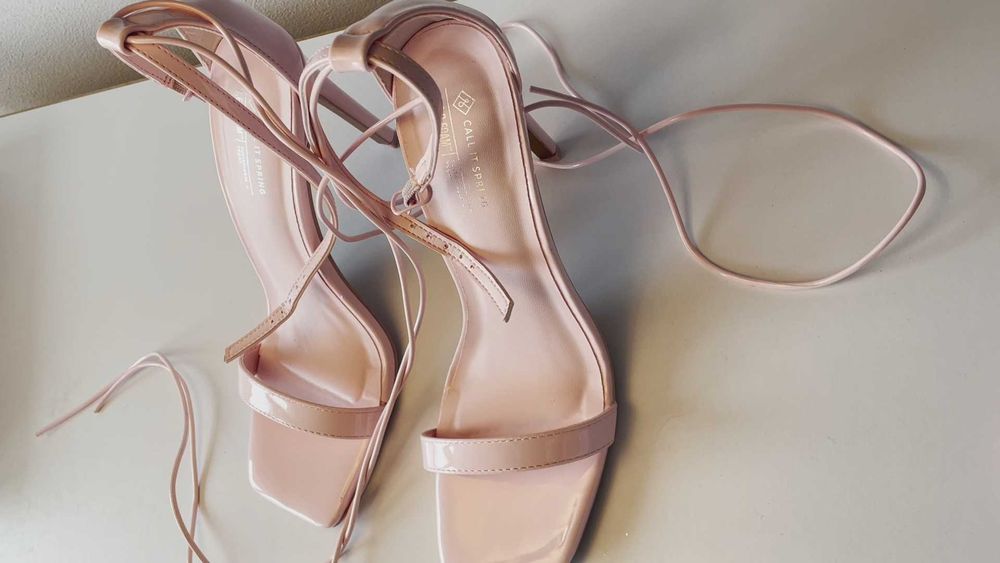 Sandale roz lăcuite, 110 lei
