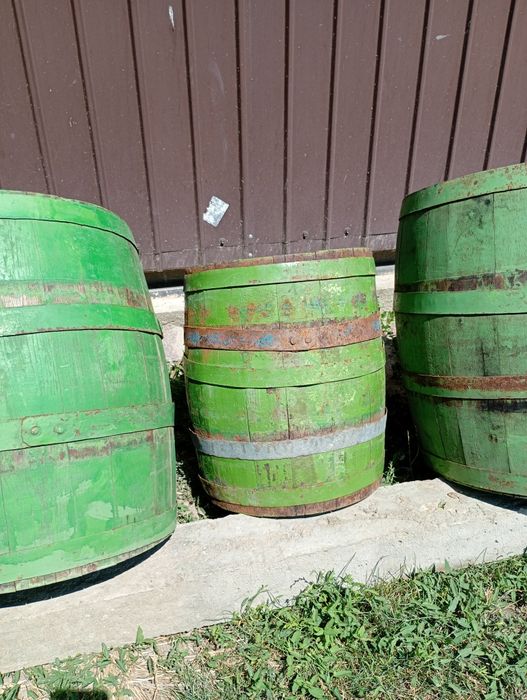 Vînd butoaie de țuică