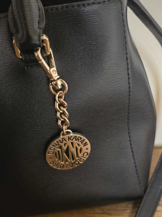 DKNY оригинална дамска чанта от естествена кожа