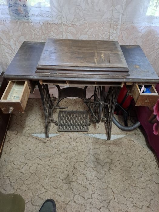 Mașină cusut veche industriala bazată pe Singer