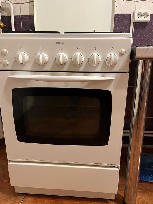 VAND negociabil aragaz , frigider, chiuveta  cu masca si 2 mese