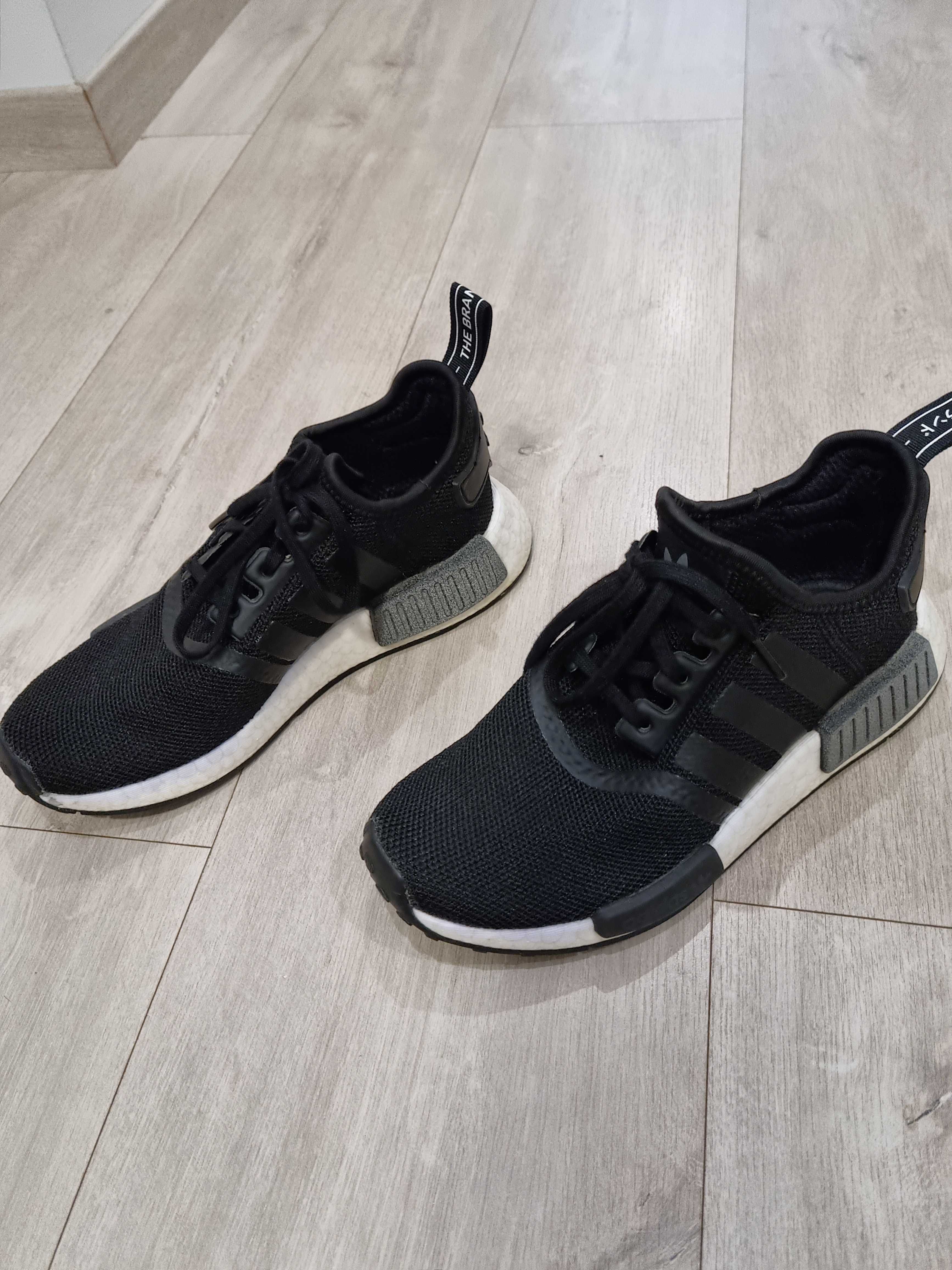 Vand Adidas NMD R1