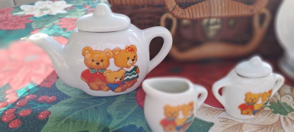 Порцеланов кукленски сервиз