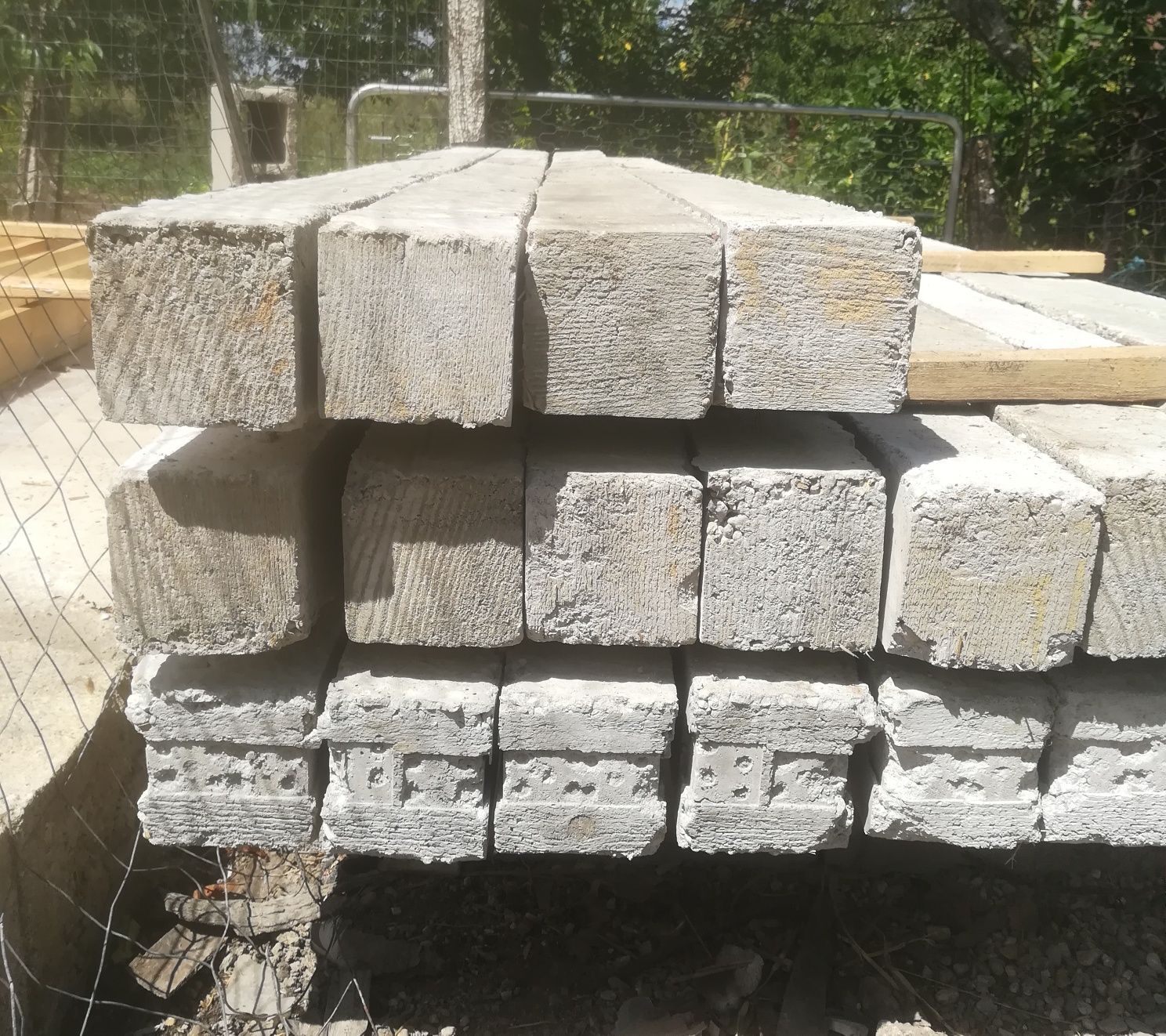 Vând stalpi beton pentru gard sau vita de vie la comanda