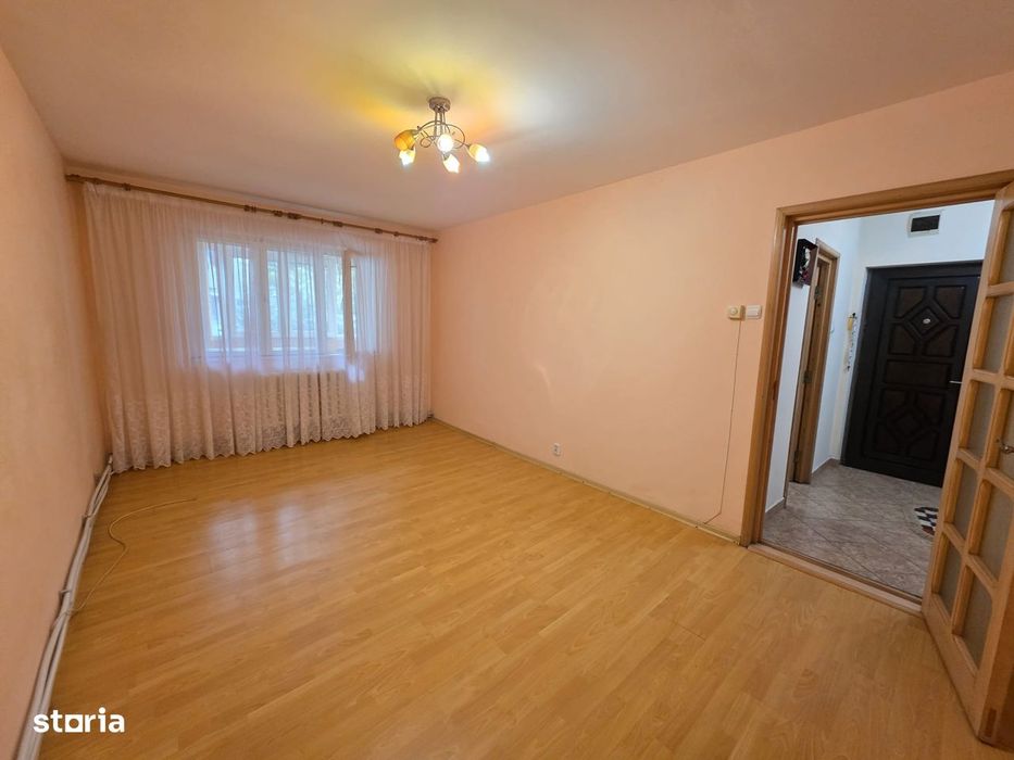 3 camere, decomandat, zona Favorit, parter cu balcon închis termopan