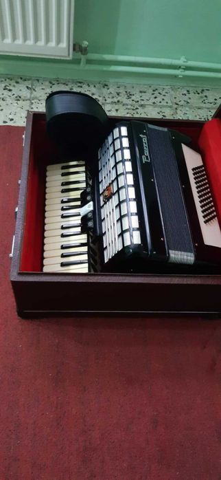 Vând acordeon Parrot 60 bași