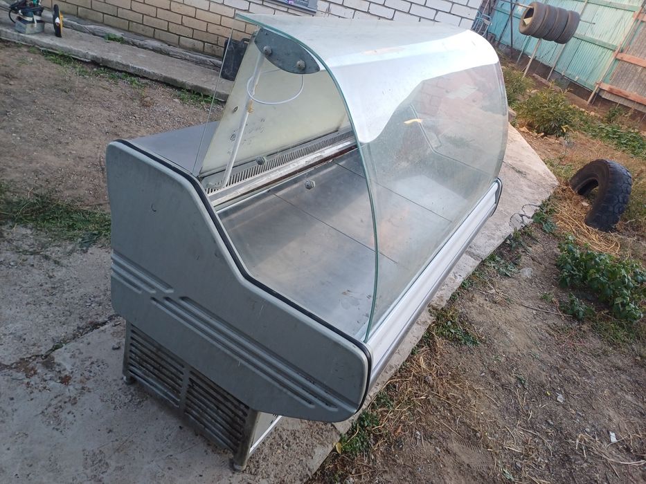 Продаётся ветринный холодильник