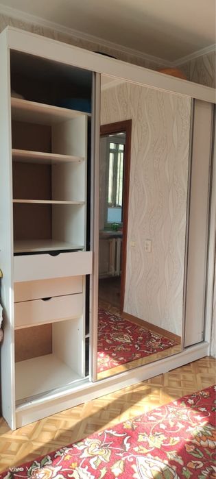 Диван,     шкаф,    стол    мебель для гостиной