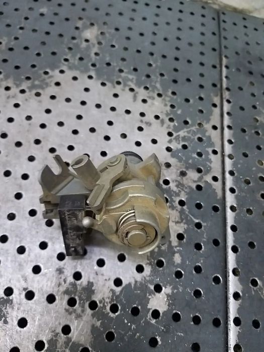 Butuc portbagaj audi a4 b6 8e 8e0827573a