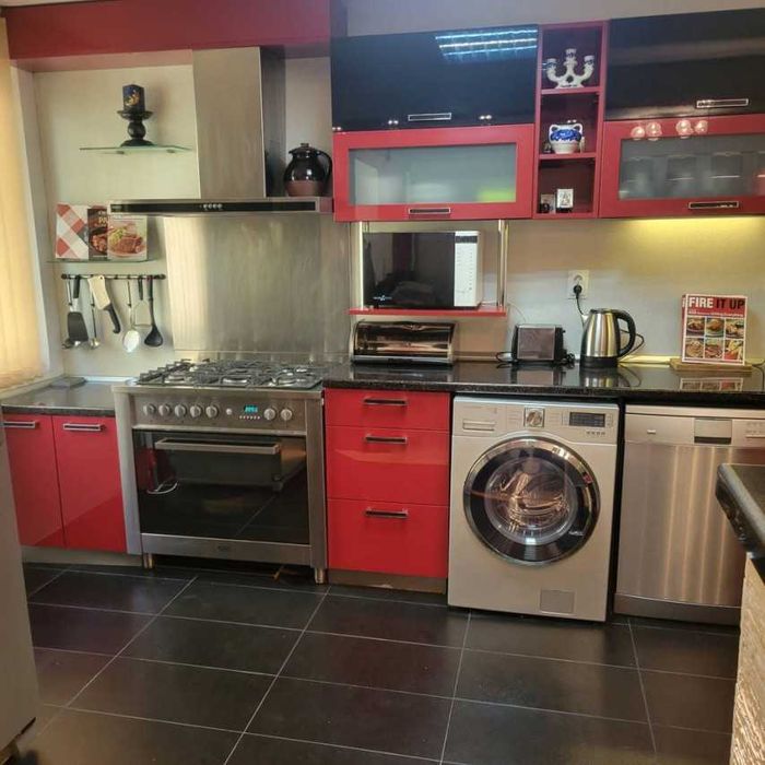 Дава се под наем Тристаен апартамент в Бургас, Център - 96 кв.м за 700 € - Снимка #1