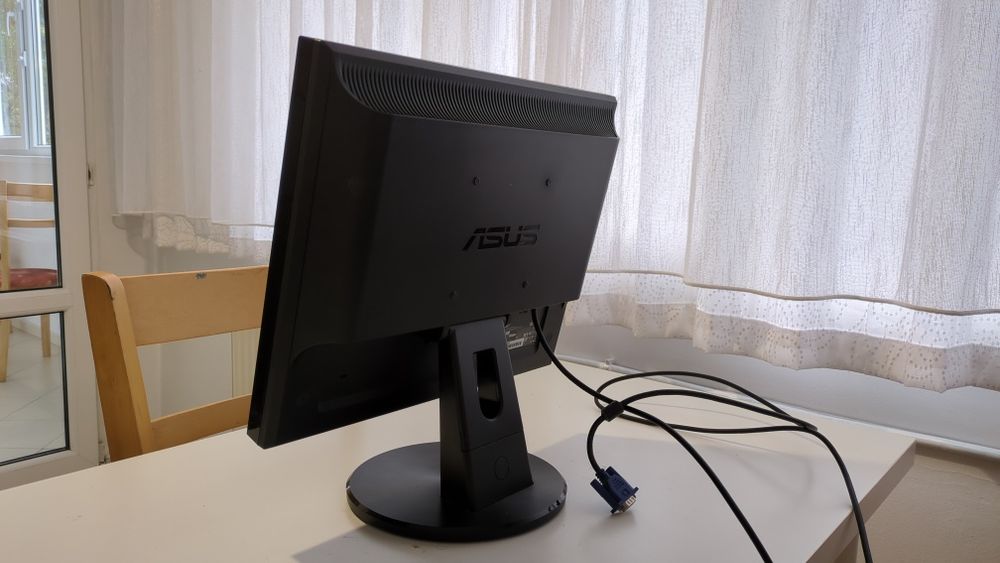 Продавам стар LCD монитор ASUS VB171