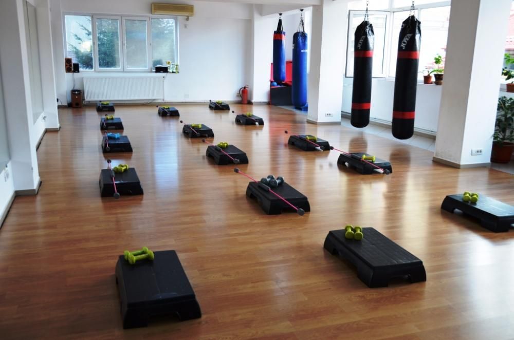 Inchiriez cu ora spatiu, sala aerobic, dans,prezentari,cursuri, karate
