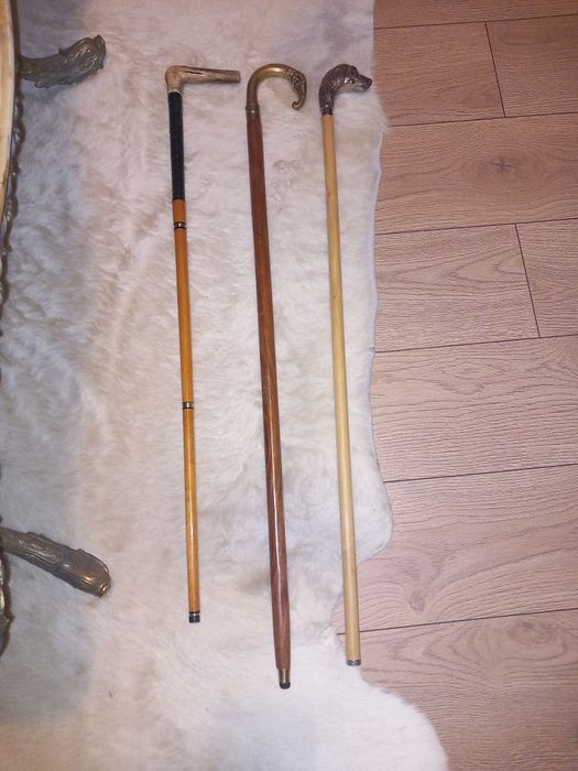 Vând trei bastoane!