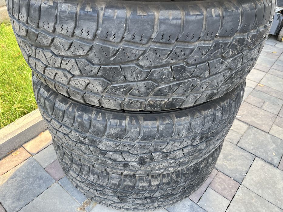 Шины всесезонные Triangle 292 АТ в отличном состоянии 265/65/17
