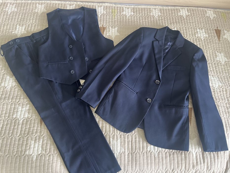 Продам школьный костюм