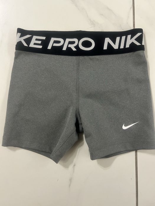 Продавам Новo nike pro