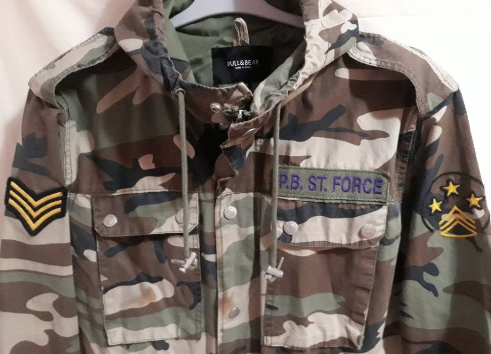 Geaca / jacheta Army Pull&Bear pentru barbati marimea M-L