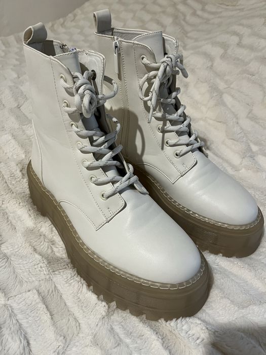 Чисто нови боти Bershka.