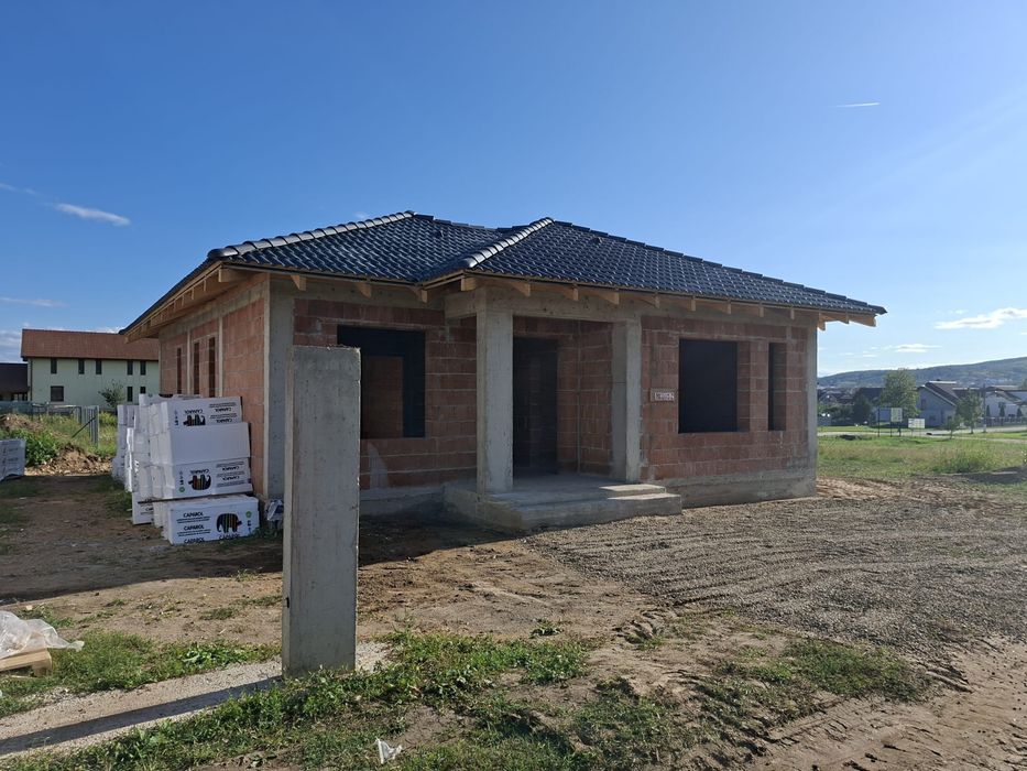 Casa la rosu pe un singur nivel