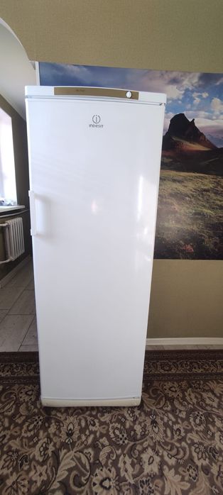 Продам вертикальную морозильную камеру indesit