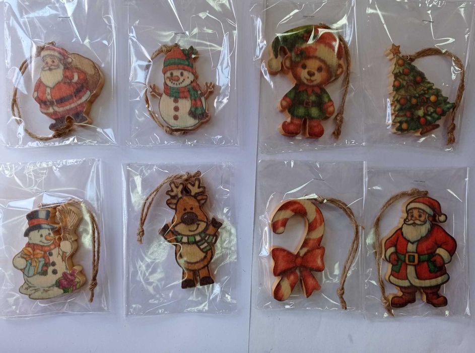 Коледни и новогодишни дървени играчки за елха.