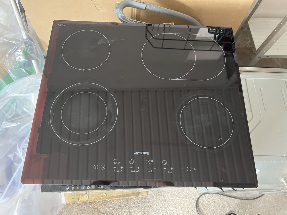 Продам варочную поверхность smeg