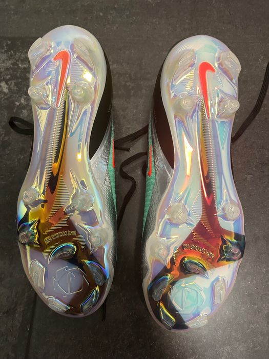 vând ghete de fotbal