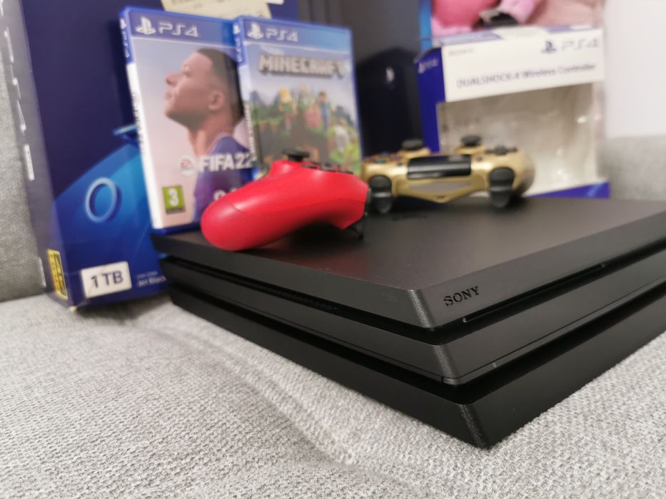 Vând playstation 4 pro 1Tb impecabil