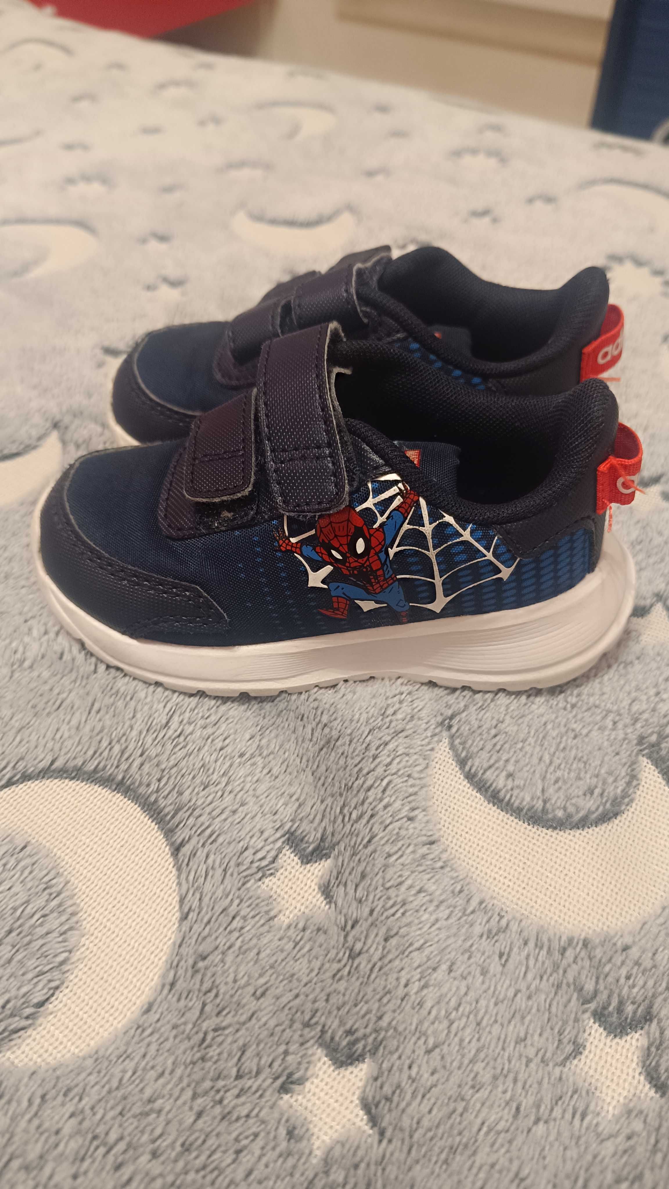 Adidas детски маратонки номер 21