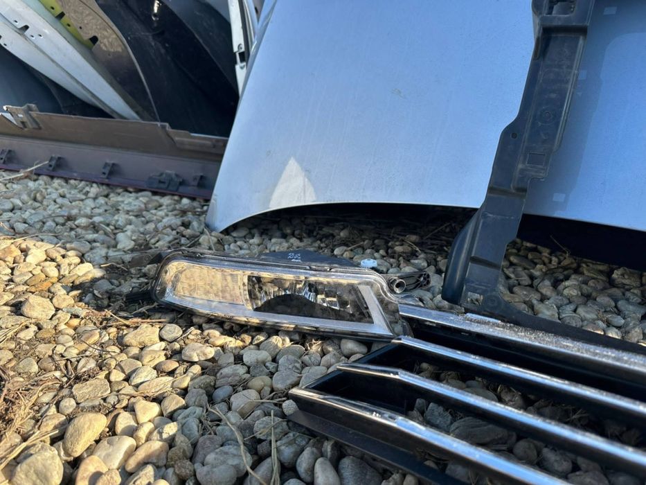 Grila / trager / proiector Volkswagen Passat B8 2015/2016/2017/2018